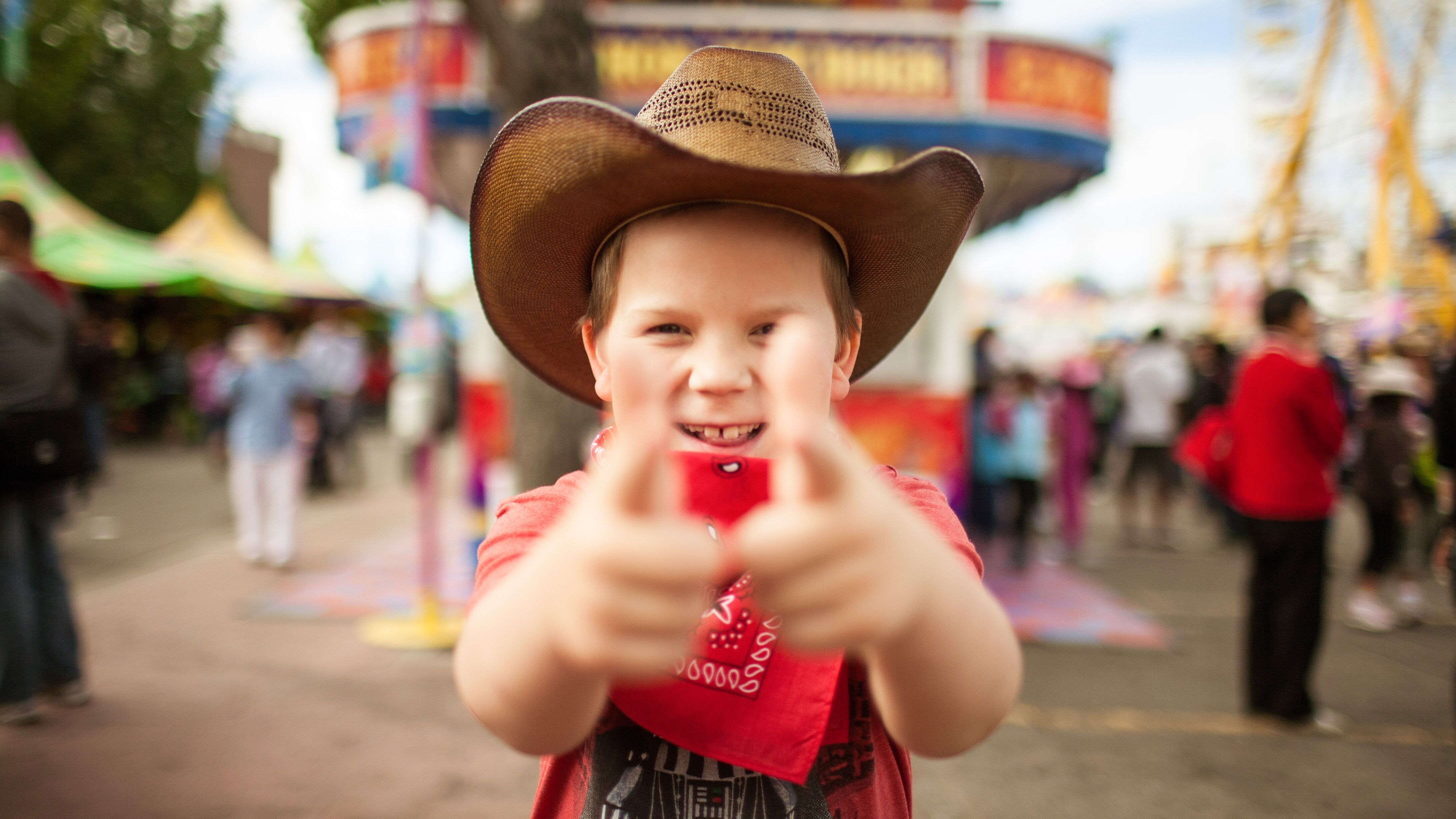 Ein Junge mit Cowboyhut zeigt beide Daumen hoch Beide Daumen hoch: Ein kleiner Cowboy hat Spaß auf der Stampede
