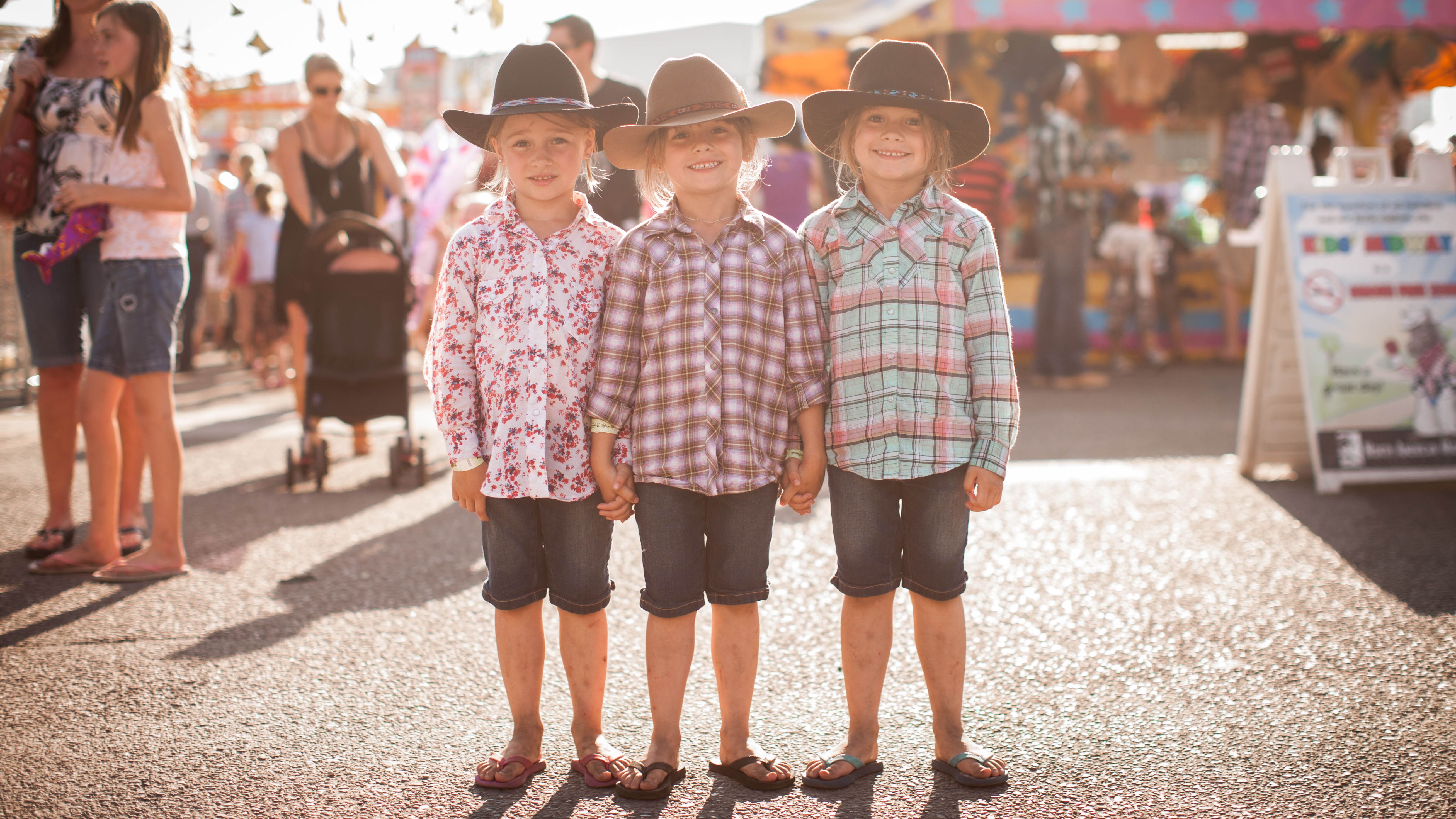 Kinder sind herzlich willkommen: Drei kleine Besucherinnen der Stampede