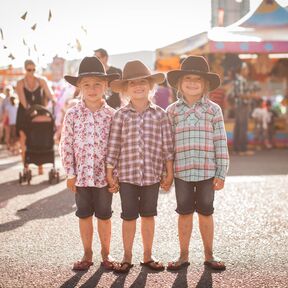 Junge Gäste des Calgary Stampede in Alberta