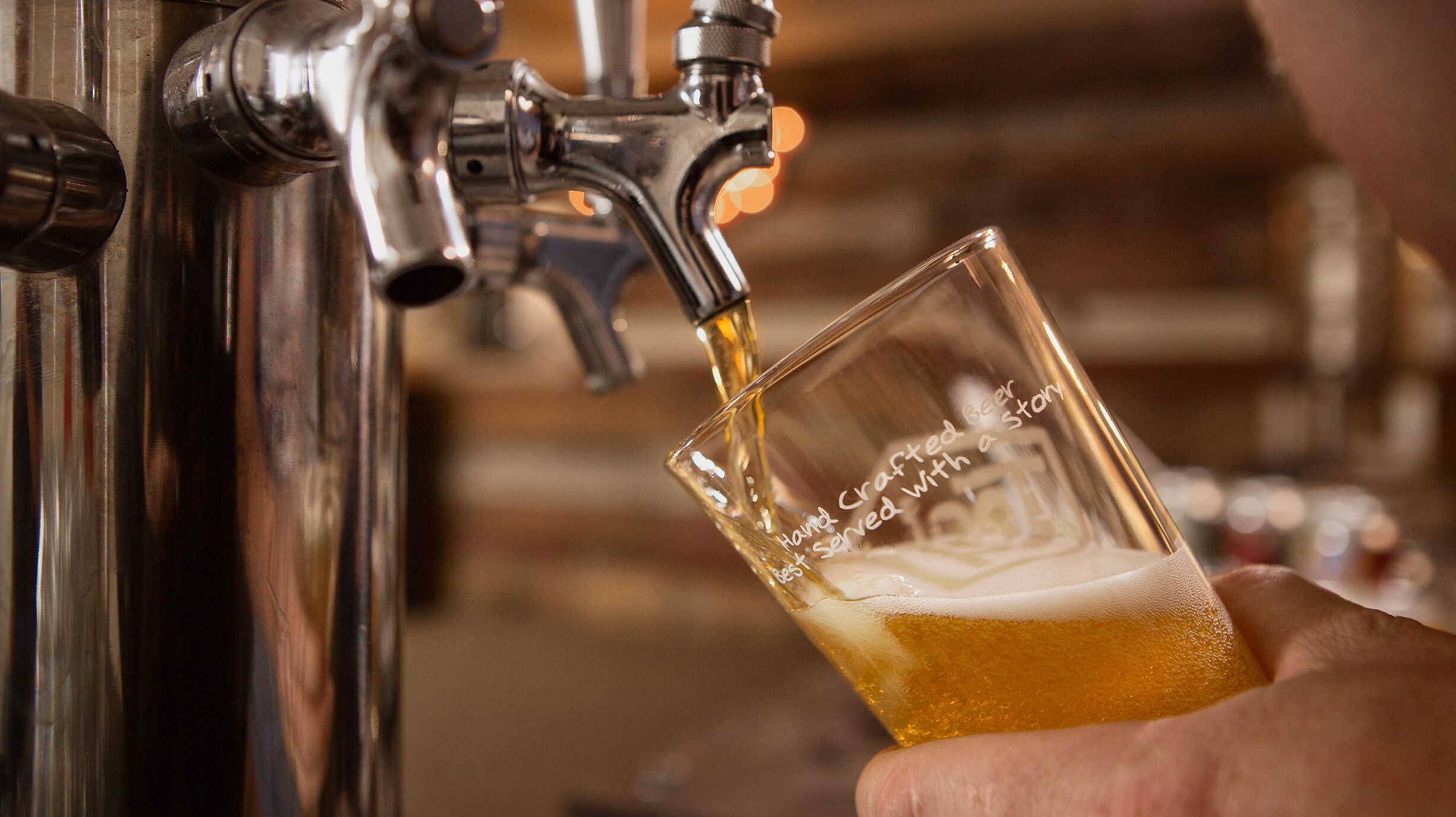 Bier zapfen in der Tool Shed Brewery in Calgary, Kanada