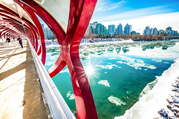 Die Peace Bridge über dem Bow River in Calgary Die Peace Bridge über dem Bow River in Calgary