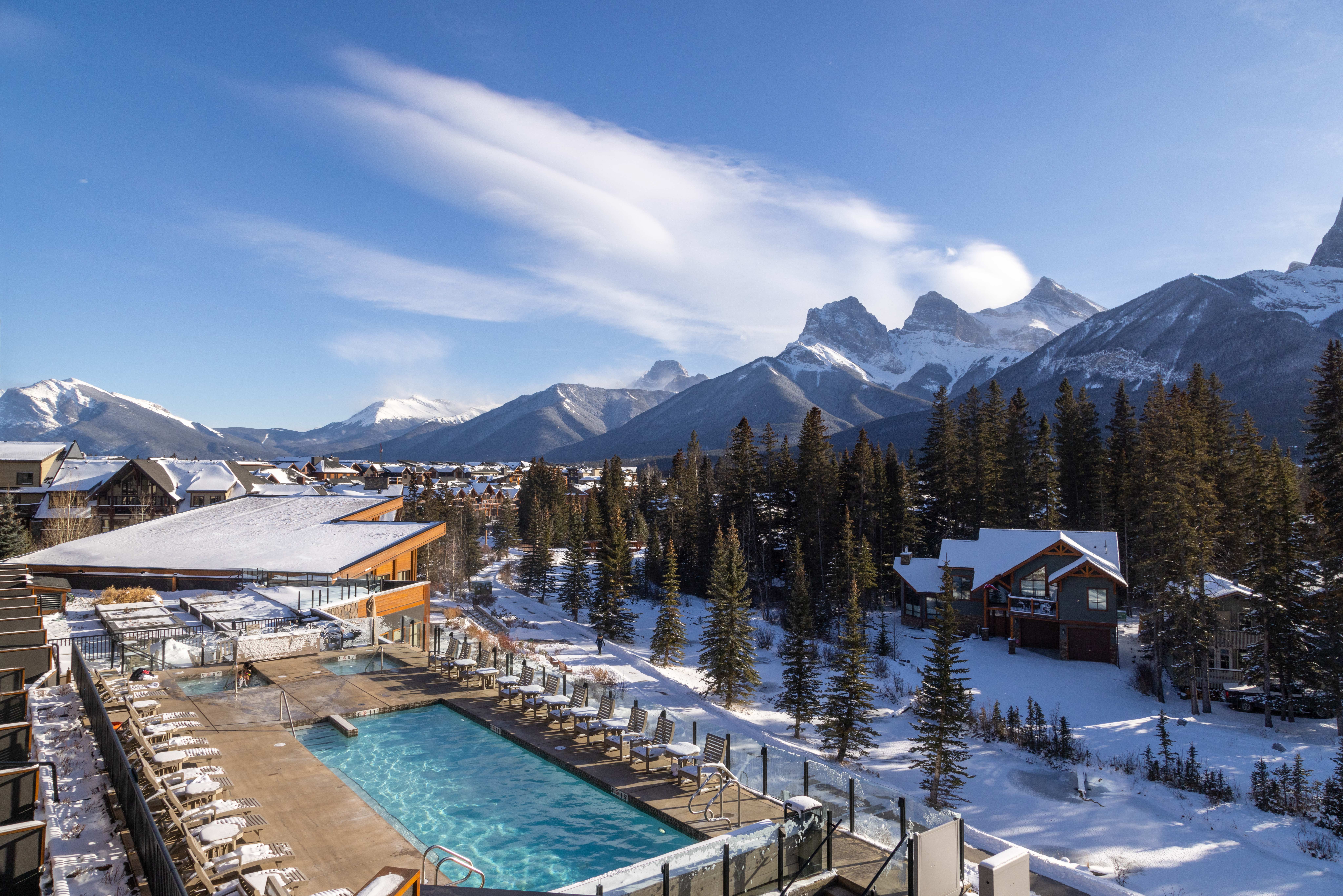 Blick auf den beheizten Außenpool eines Hotels in Canmore