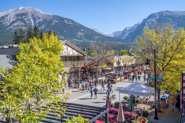 Geschäftiges Treiben auf den Straßen von Canmore Geschäftiges Treiben auf den Straßen von Canmore