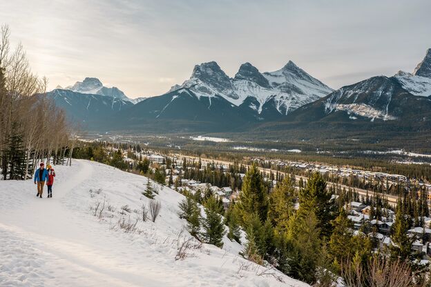 Romantische Berglandschaft Three Sisters in Canmore Romantische Berglandschaft Three Sisters in Canmore