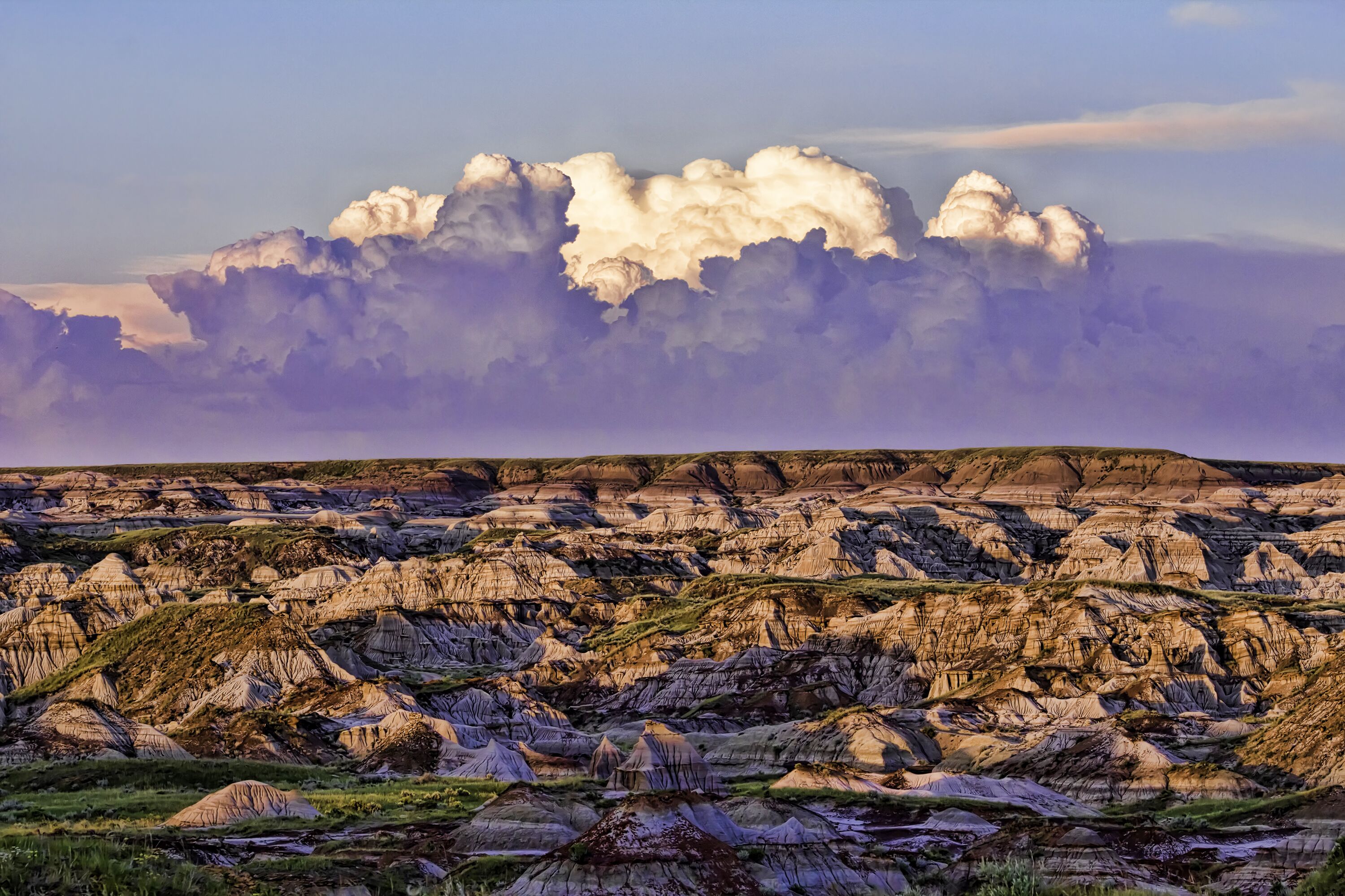 Landschaft im Dinosaur Provincial Park bei DÃ¤mmerung