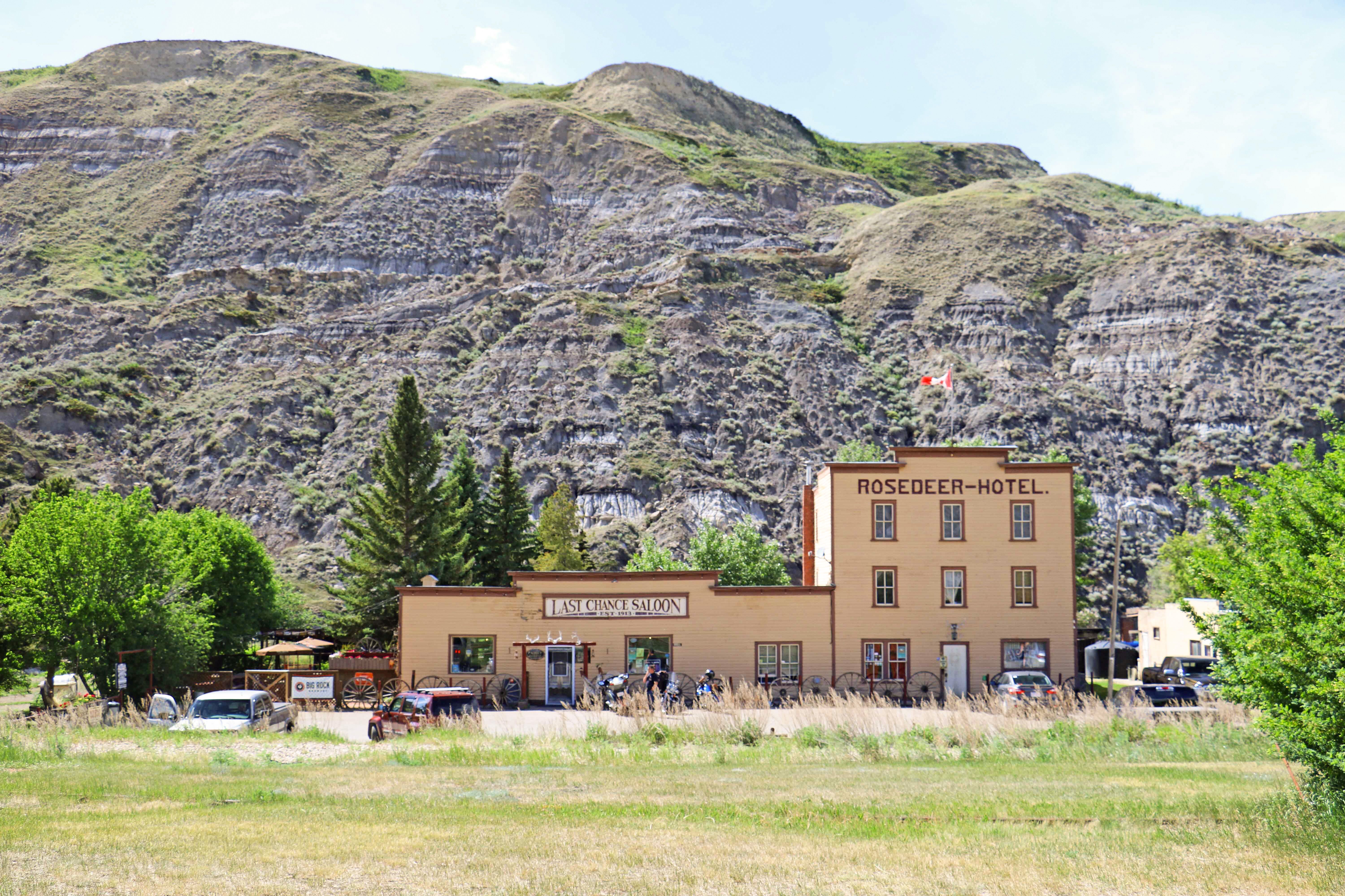 Ausblick auf das Rosedeer Hotel in der Gemeinde Wayne, der Stadt Drumheller in Alberta