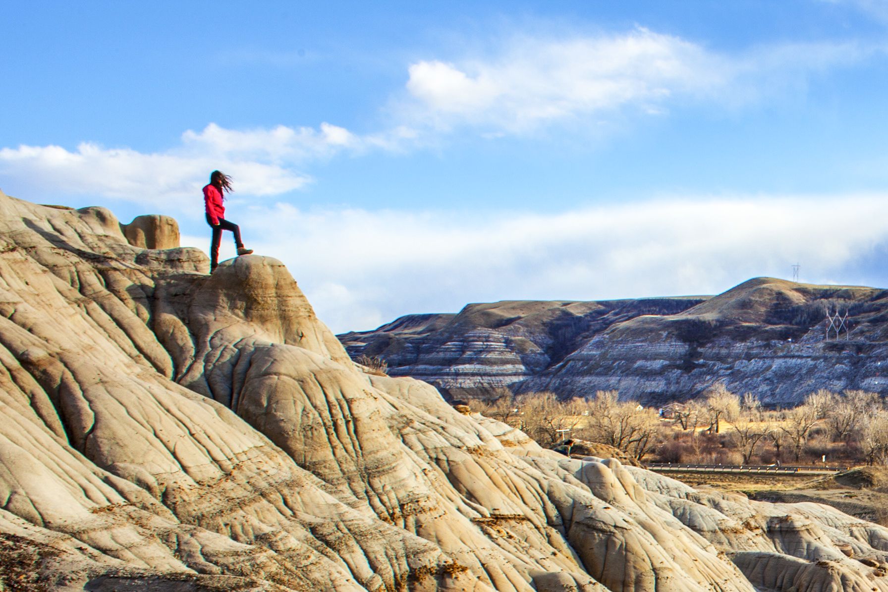 regionen/kanada/alberta/drumheller/drumheller-posing-woman.cr1792x1195-7x0