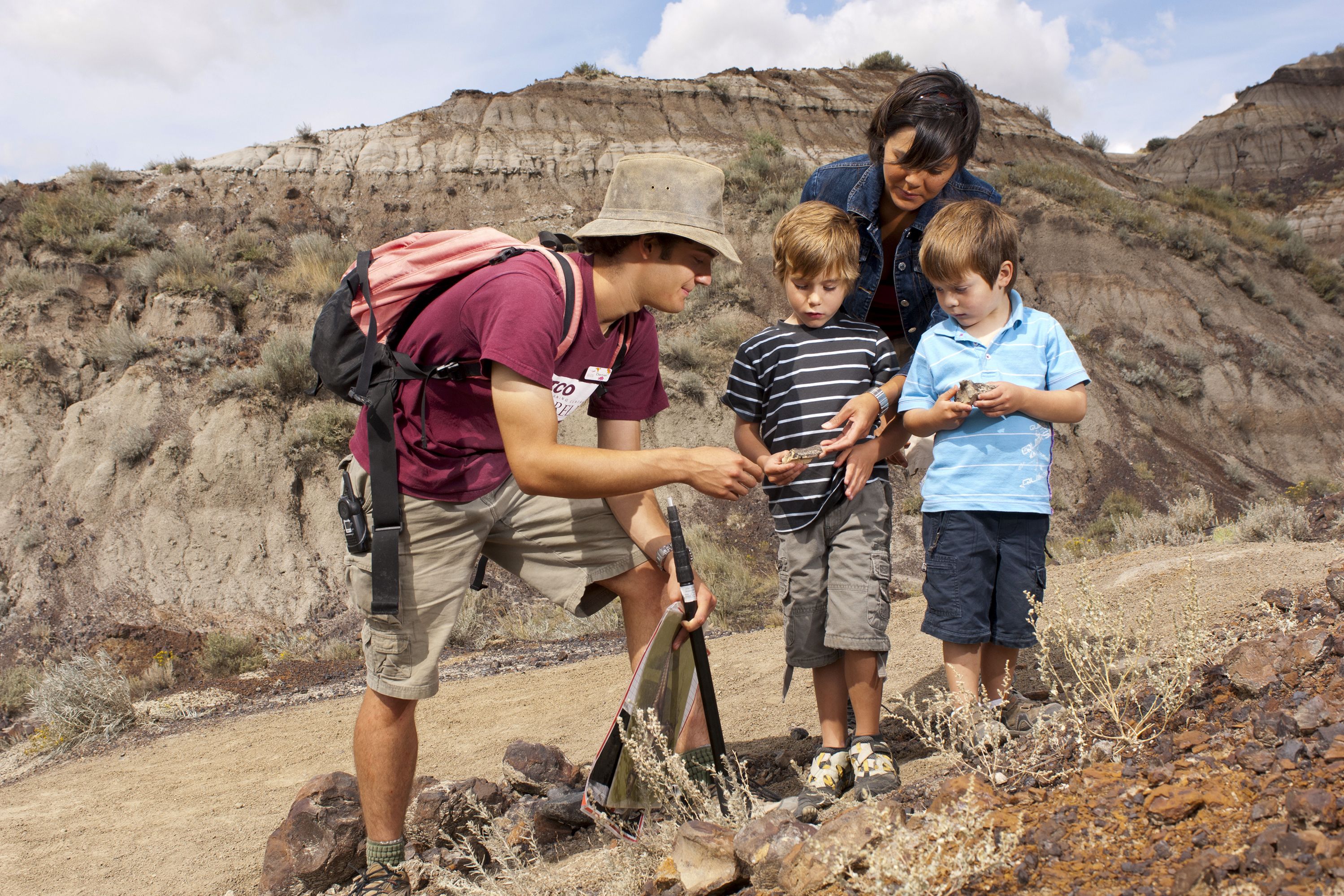 Tourhelfer zeigt Fossilien in Drumheller