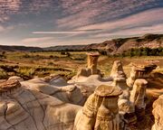 regionen/kanada/alberta/drumheller/shutterstock-drumheller-hoodoos.cr4200x1840-0x300 regionen/kanada/alberta/drumheller/shutterstock-drumheller-hoodoos.cr4200x1840-0x300