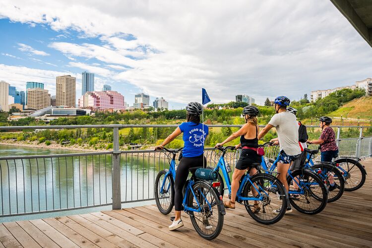 Mit der Chef Table Living Food Bike Tour in Edmonton die Tawatina Bridge erleben