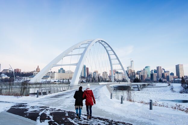 Im Winter entlang der Walterdale Bridge spazieren Im Winter entlang der Walterdale Bridge spazieren