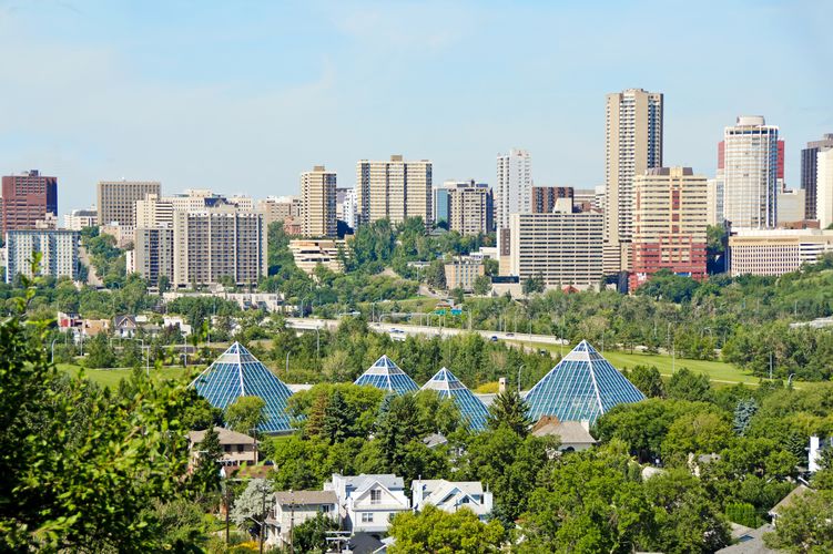 Die Skyline von Edmonton sowie die Muttart Conservatory Pyramiden