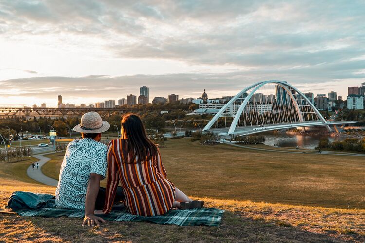 Paar geniesst Skyline Edmontons bei einem Picknick