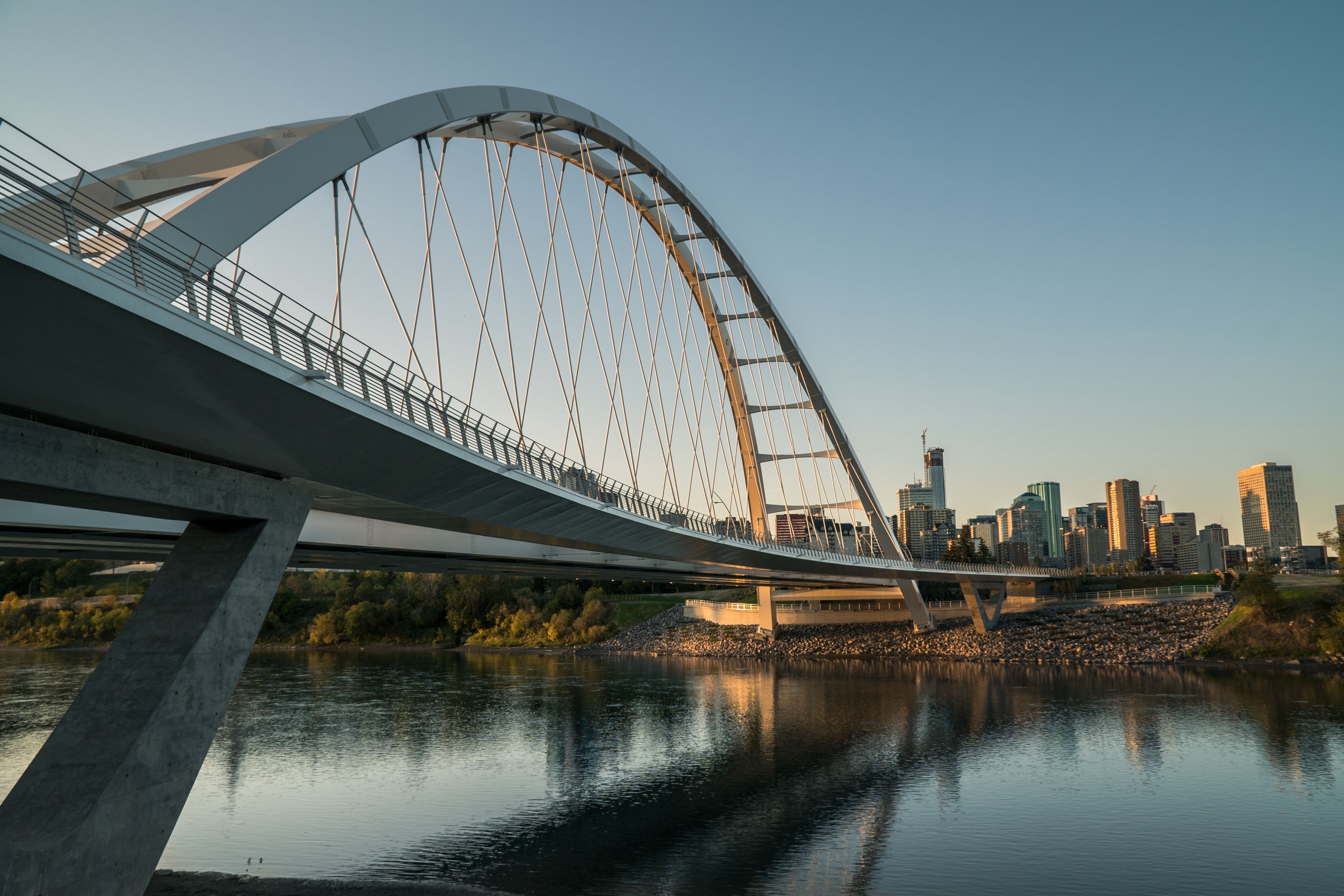 Die Walterdale Bridge mit der Skyline von Edmonton im Hintergrund