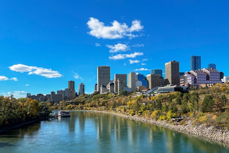 Blick von der Tawatinâ Bridge auf Edmonton