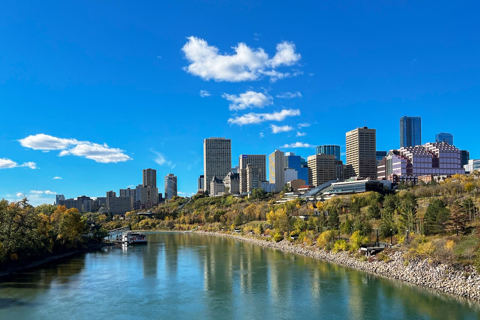 Blick von der Tawatinâ Bridge auf Edmonton