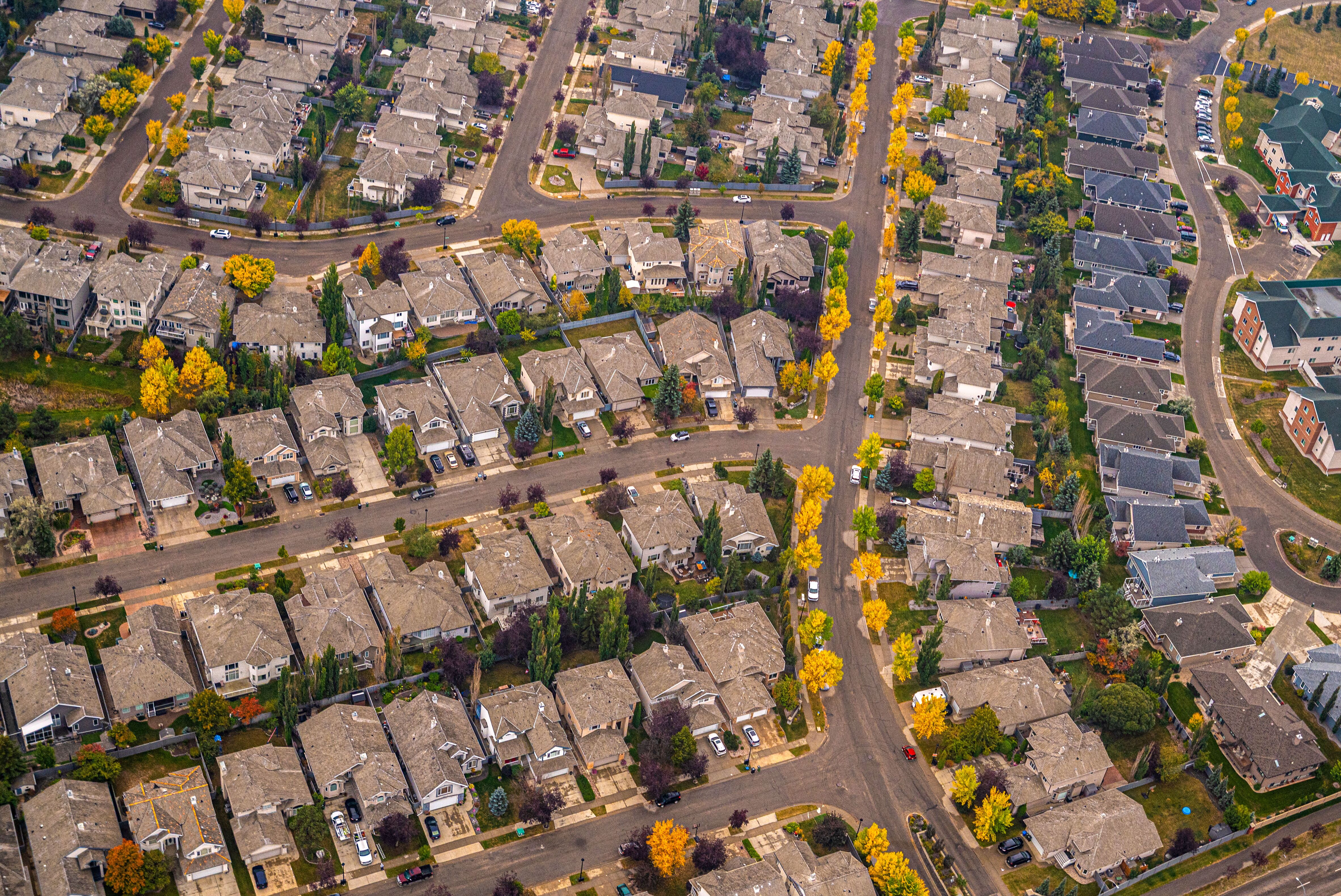 Herbstliche Vorstadt Geometrie – Eine Wohnsiedlung in Edmonton Herbstliche Vorstadt Geometrie – Eine Wohnsiedlung in Edmonton