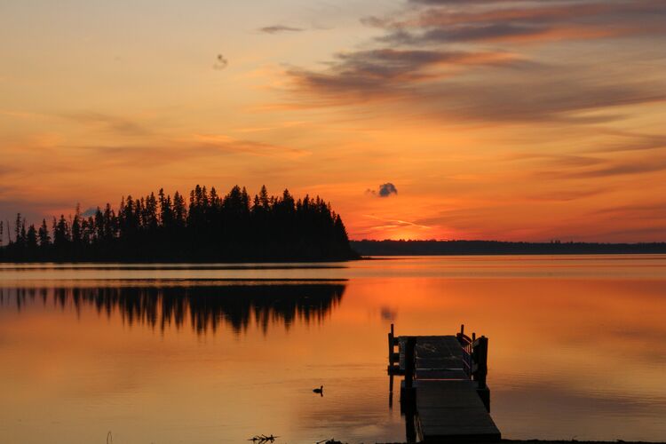 Die Sonne geht unter über dem Astotin Lake im Elk Island Nationalpark in Alberta