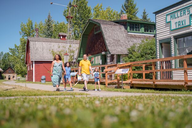 Familie spaziert durch das Grand Heritage Village Familie spaziert durch das Grand Heritage Village