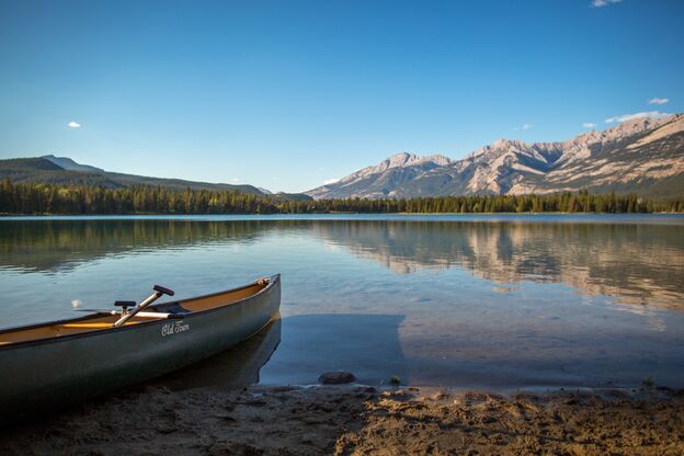 Ein Kanu am Ufer der Lake Edith im Jasper National Park in Alberta Ein Kanu am Ufer der Lake Edith im Jasper National Park in Alberta