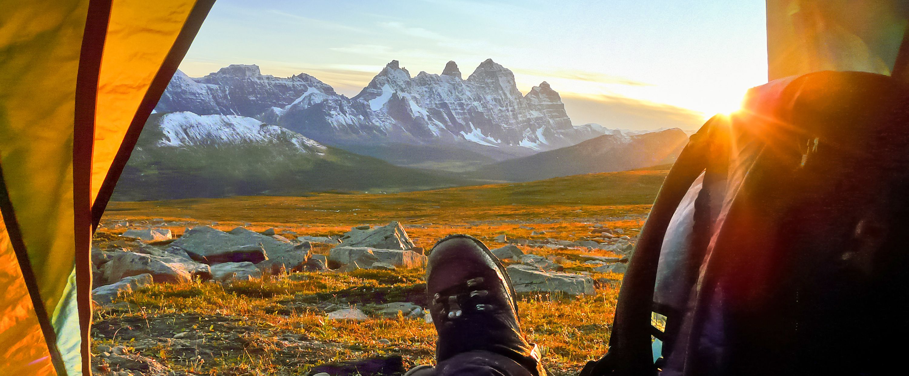 Im Sonnenschein aufwachen beim Zelten in den Rampart Mountains im Jasper National Park in Alberta