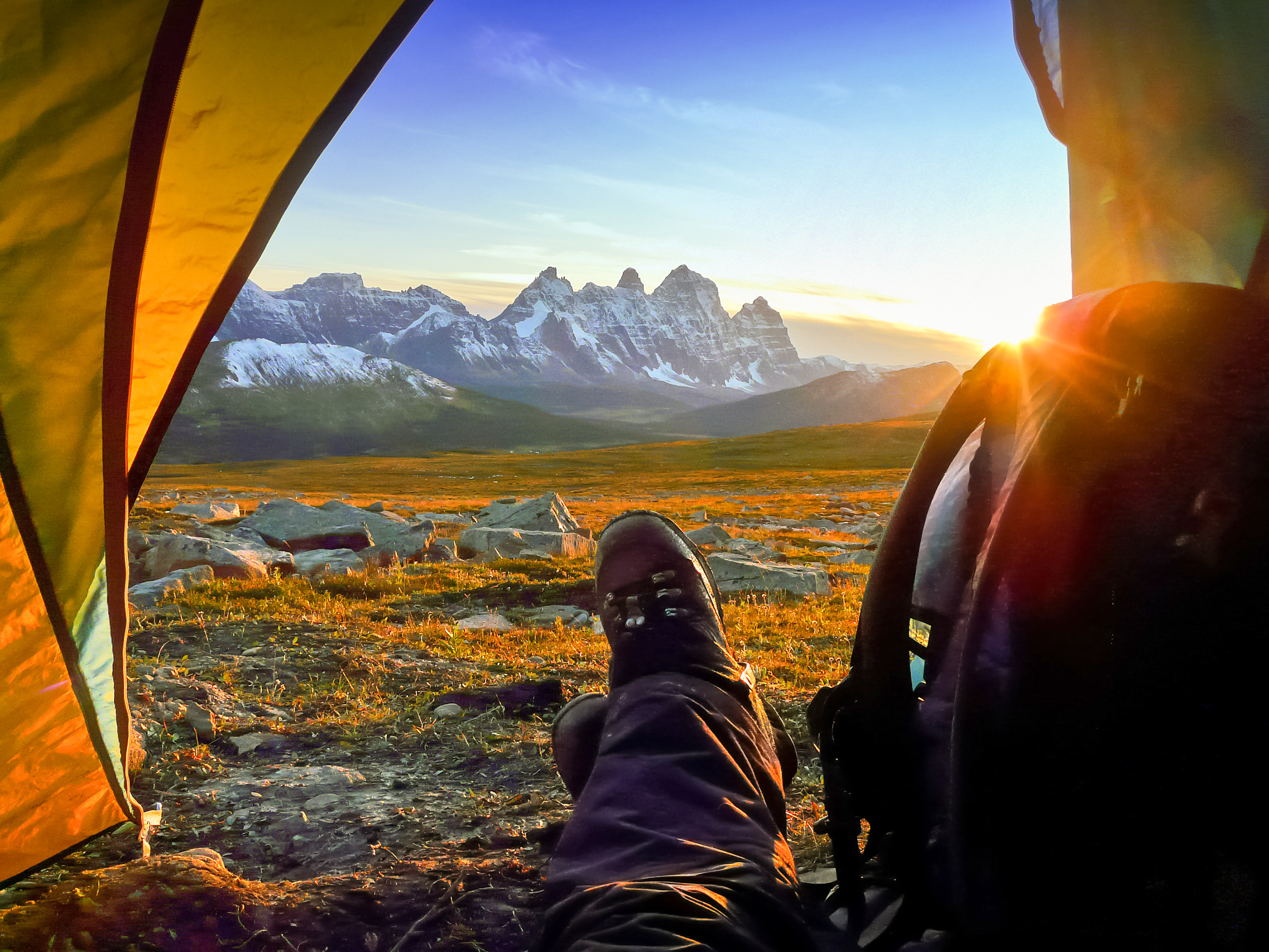 Im Sonnenschein aufwachen beim Zelten in den Rampart Mountains im Jasper National Park in Alberta