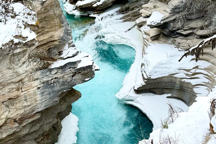 Wunderschöne Athabasca Falls im Winter Wunderschöne Athabasca Falls im Winter