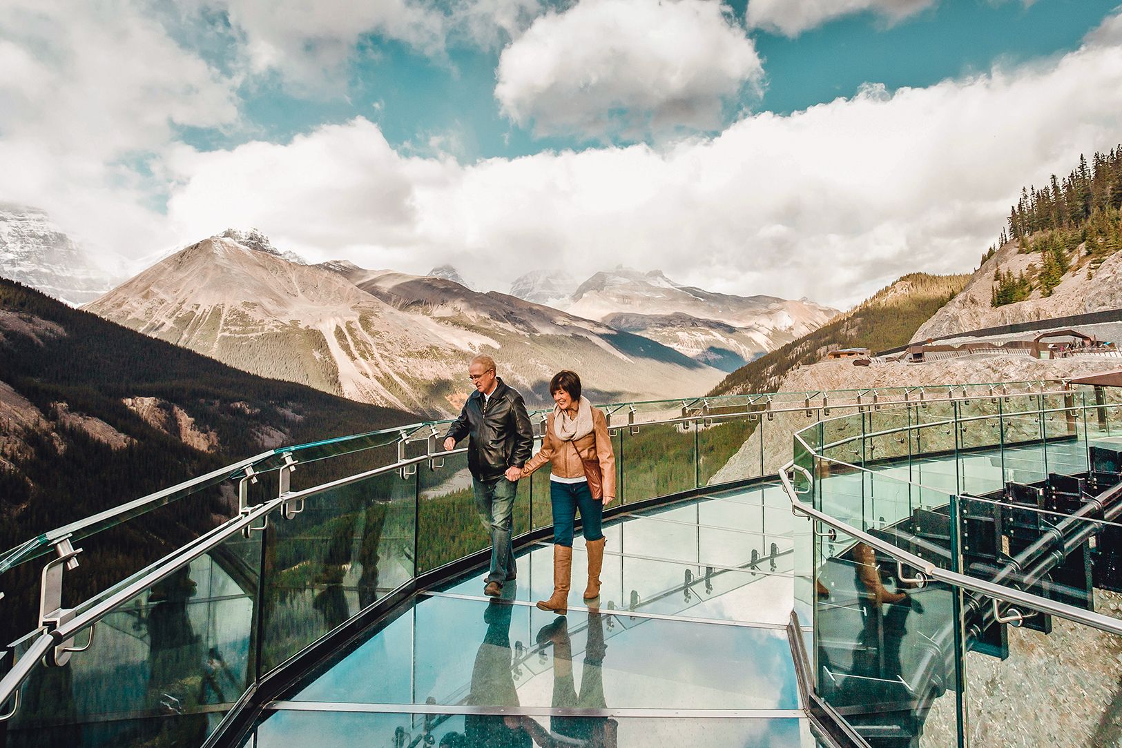 Spaziergang am Gletscher auf dem Glacier Skywalk im Jasper Nationalpark in Alberta