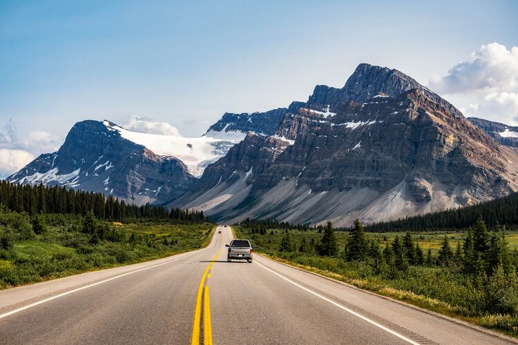 Blick auf den Icefields Parkway zwischen Banff National Park and Jasper in Alberta