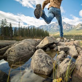 Auf Entdeckungstour am See im Jasper Nationalpark in Alberta