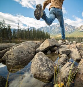 Auf Entdeckungstour am See im Jasper Nationalpark in Alberta