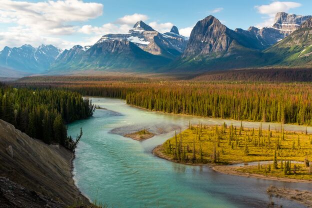 Traumhafter Blick auf den Athabasca River im Jasper National Park in Alberta Traumhafter Blick auf den Athabasca River im Jasper National Park in Alberta