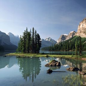 Ein Boot auf dem Athabasca River, Maligne Canyon