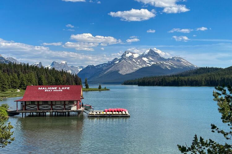 Harmonischer Blick auf den Maligne Lake