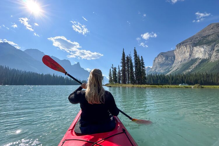 Frau erkundet den Maligne Lake im Jasper Nationalpark