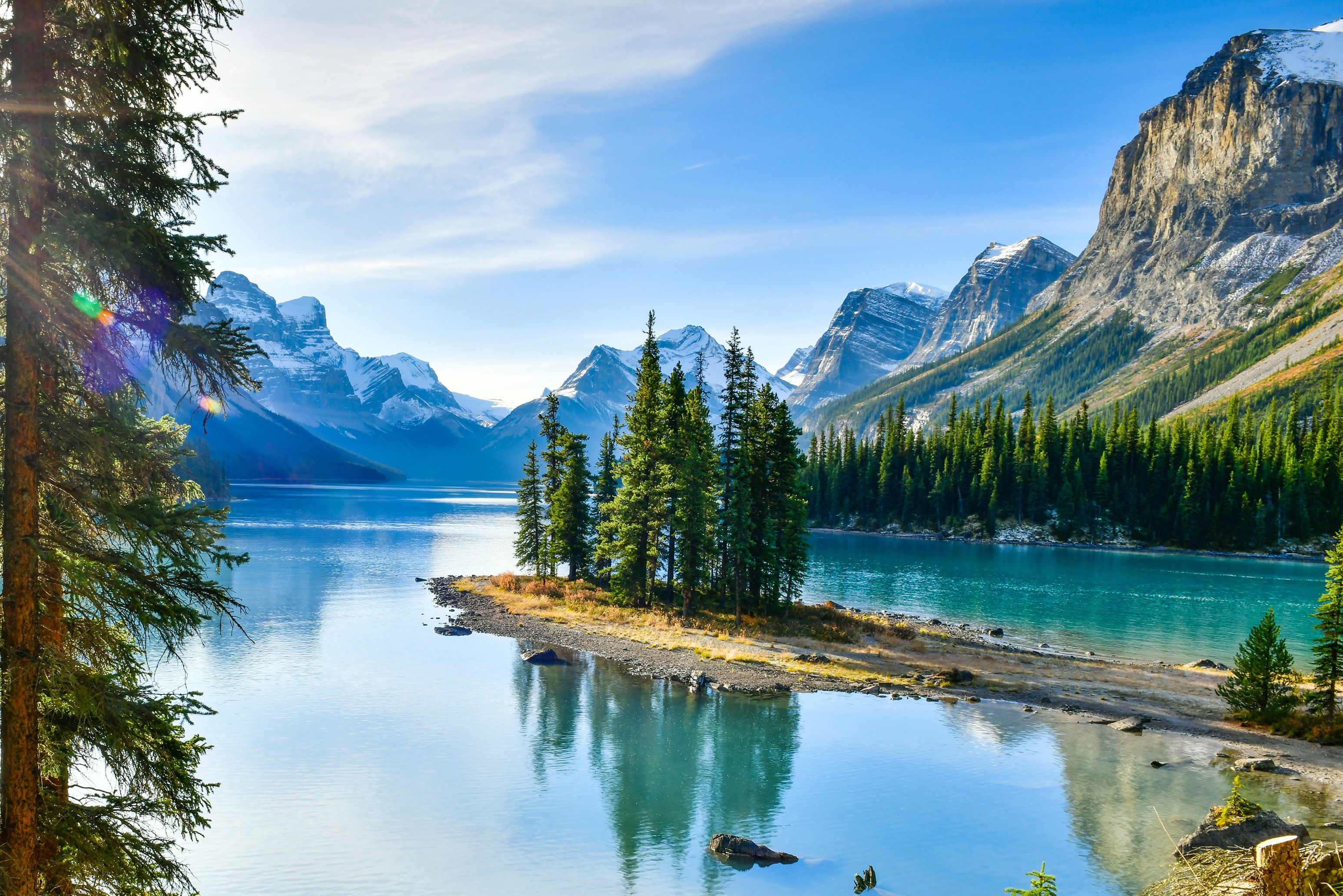 Die Sonne beleuchtet den blau schimmernden Maligne Lake im Jasper National Park in Alberta