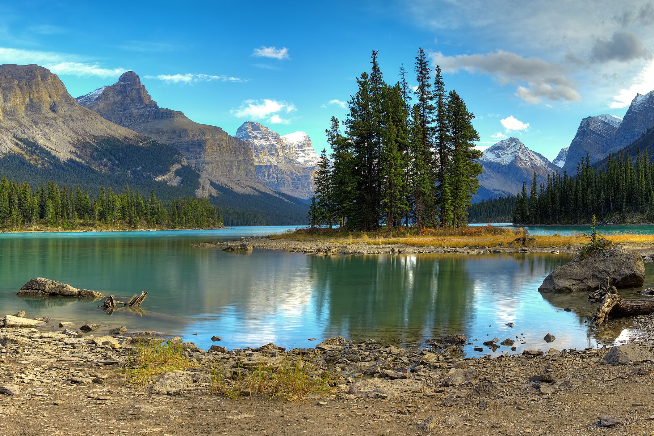 Idyllischer Maligne Lake im Jasper Nationalpark in Alberta