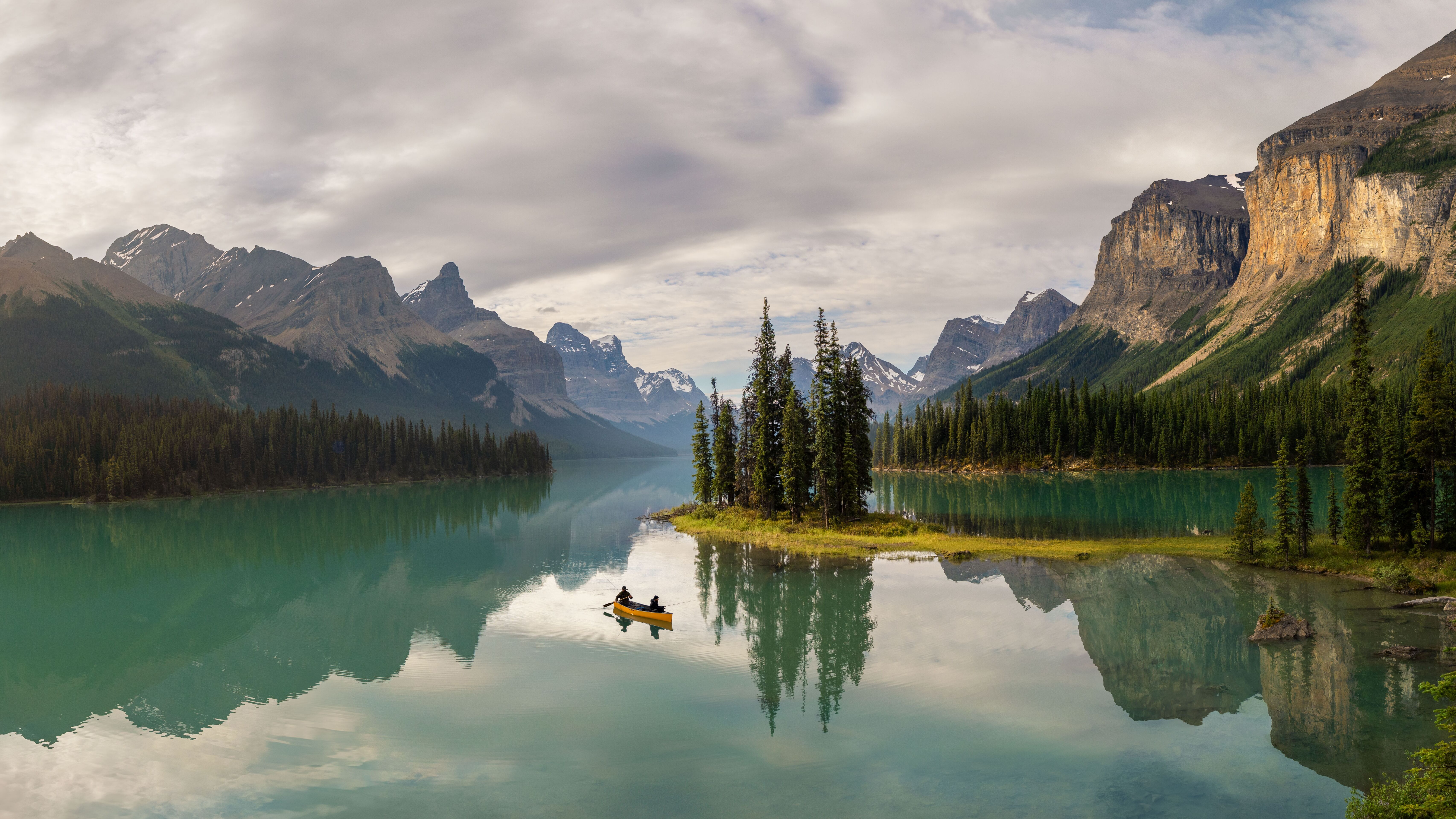 Gelbes Kanu vor der Halbinsel Spirit Island im Maligne Lake Einen Gang zurückschalten: Entspannte Kanufahrt vor der Halbinsel Spirit Island am Maligne Lake.