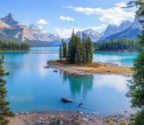 Spirit Island auf dem Maligne Lake in Alberta