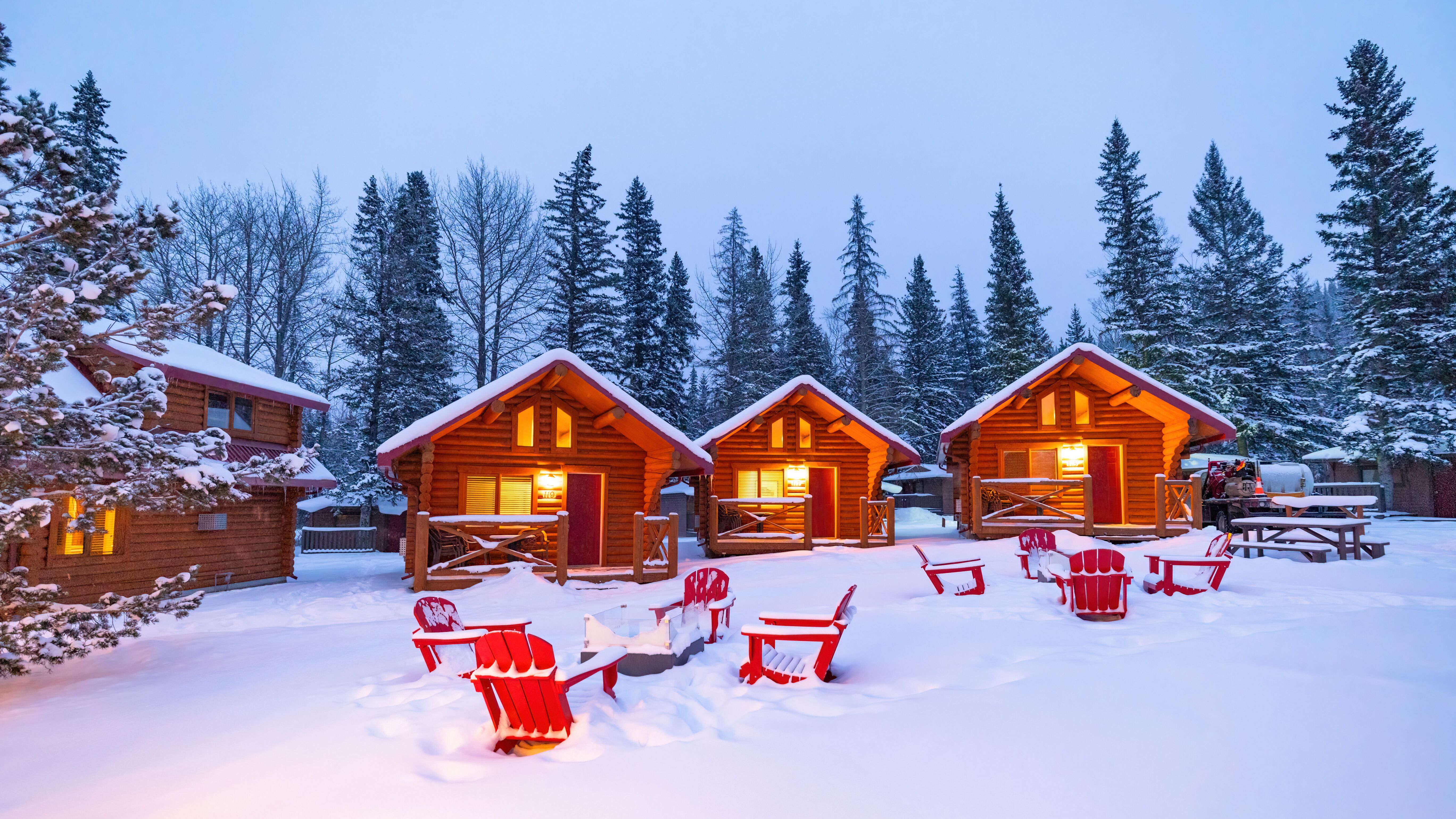 Holzhäuser in verschneiter Winterlandschaft