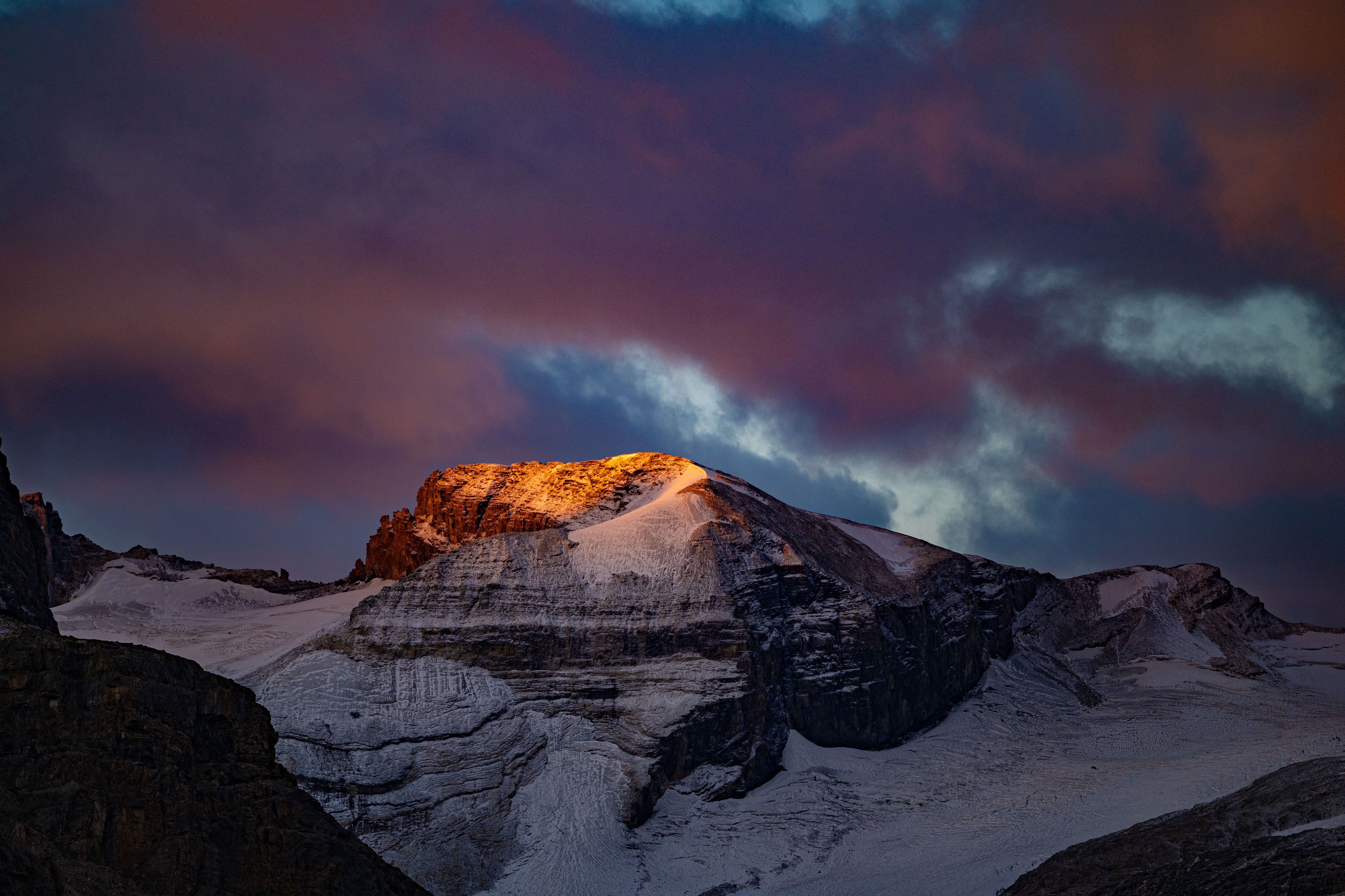 Die Nordwand des Mount Athabasca im Jasper Nationalpark in den kanadischen Rocky Mountains (Provinz Alberta, Kanada) Die Nordwand des Mount Athabasca im Jasper Nationalpark in den kanadischen Rocky Mountains (Provinz Alberta, Kanada)