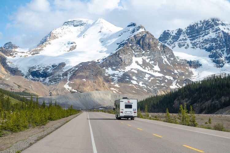 Ein Wohnmobil unterwegs auf dem schönen Icefields Parkway