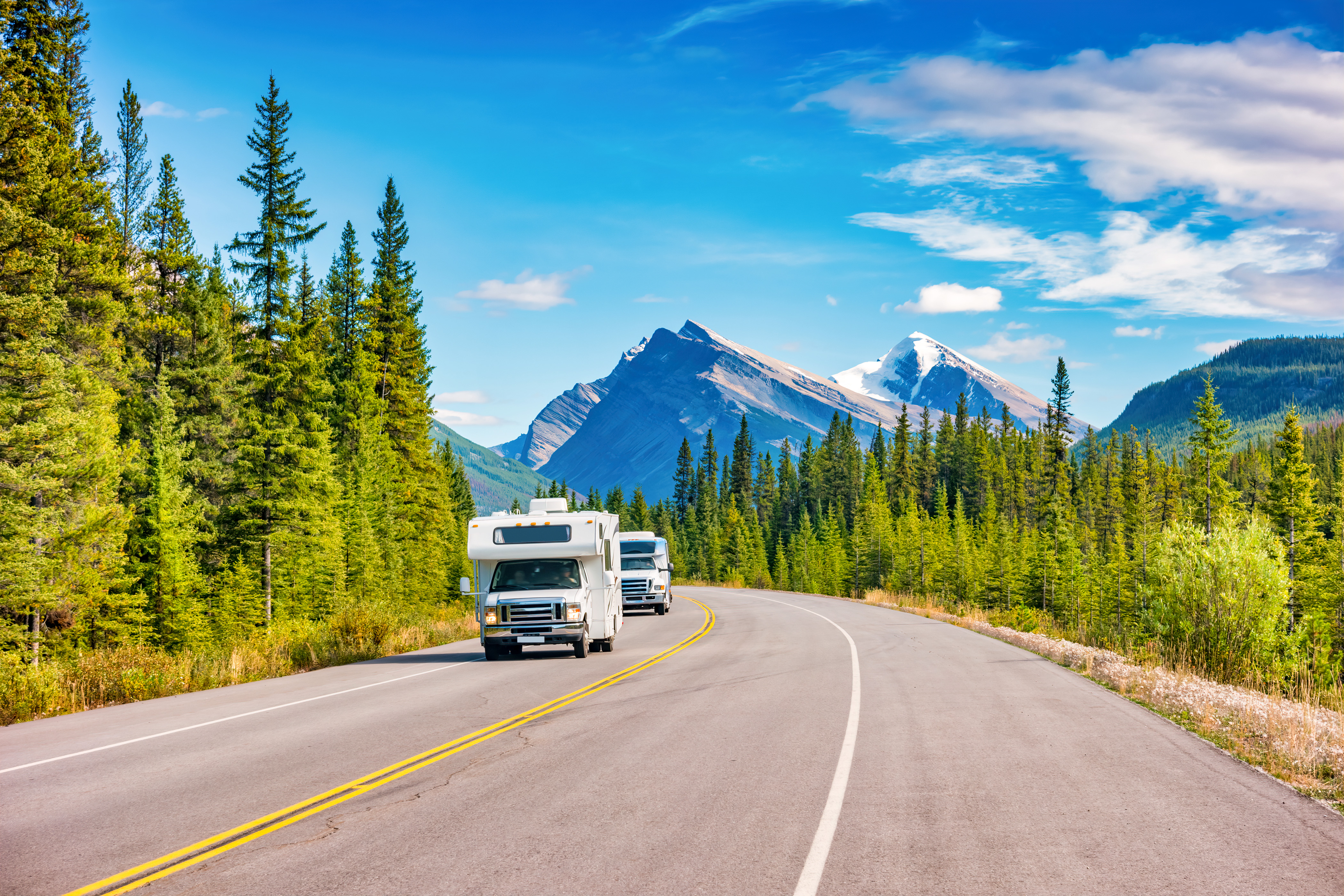 Malerische Ausblicke bei der Fahrt mit dem Wohnmobil auf dem Icefields Parkway in den kanadischen Rockies