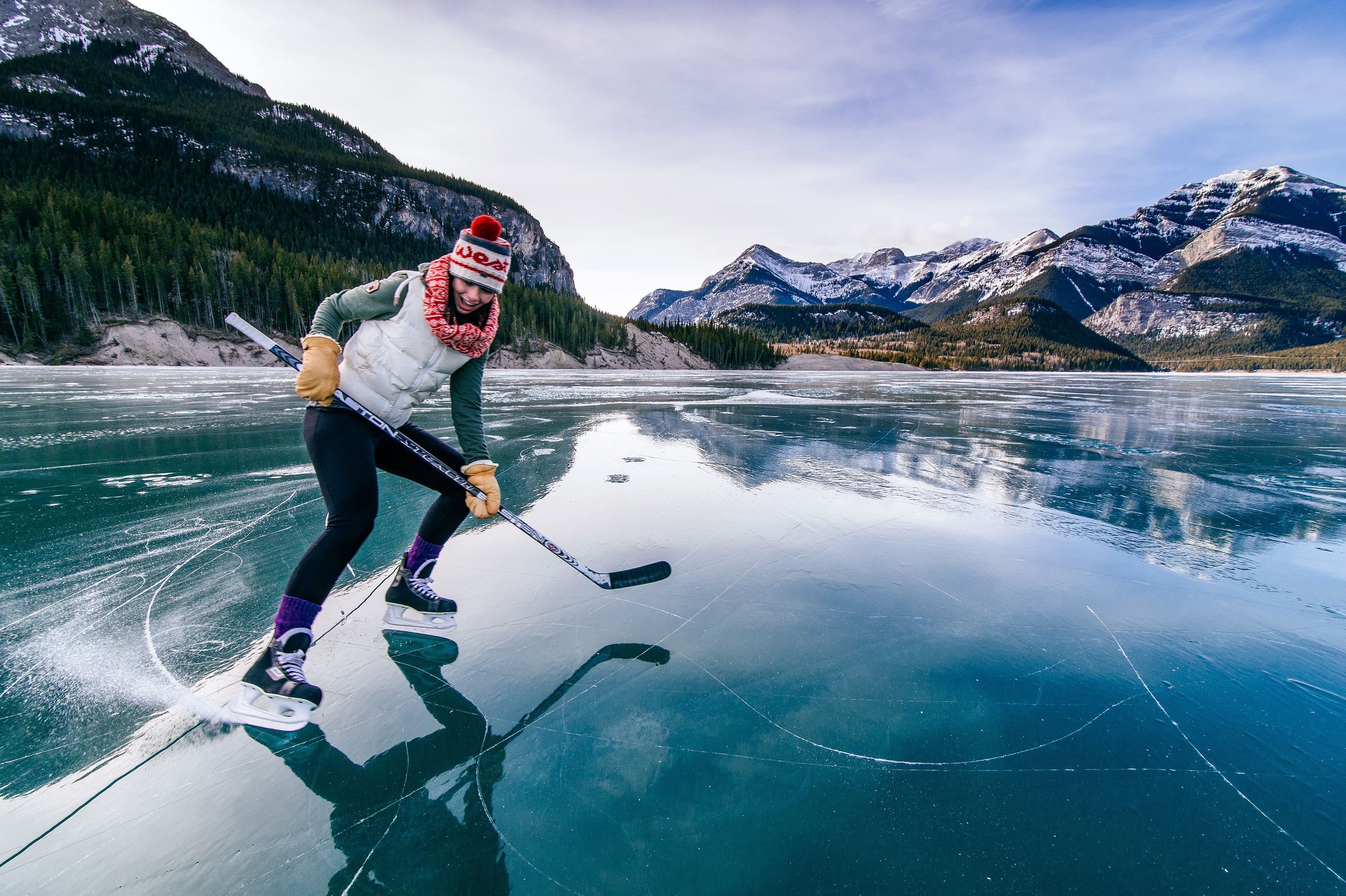 Eine Eishockey Spielering im Kananaskis Country in Alberta