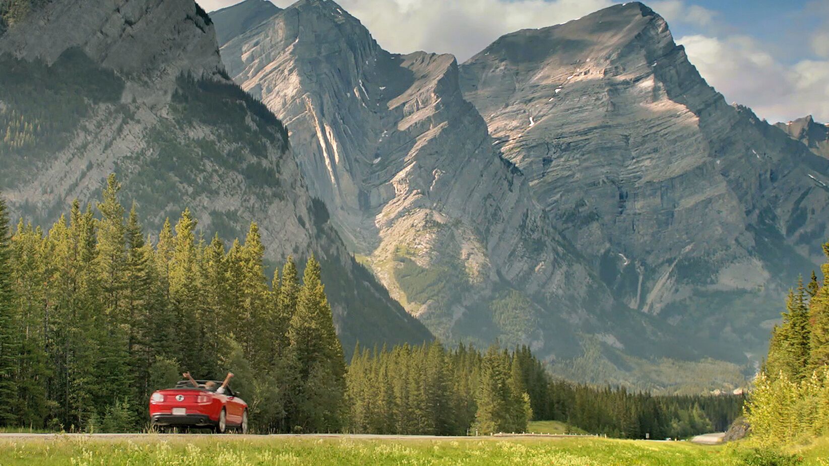 Eine Strasse fÃ¼hrt durch den Bow Valley Provincial Park, Kananaskis Country, Alberta