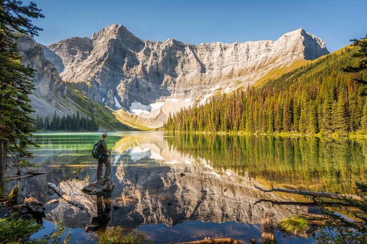 Romantischer Blick auf den Rawson Lake in Kananaskis Country
