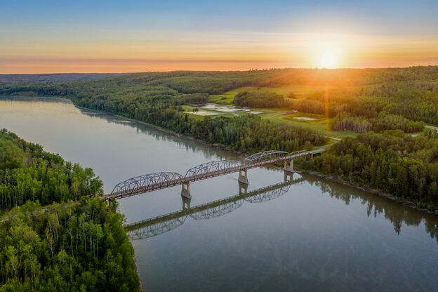 Schöner Sonnenaufgang über der Peace River Bridge