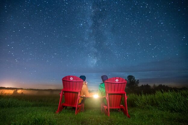 Ein traumhaftes Himmelszelt in der Rocky Mountain House National Historic Site in Alberta Ein traumhaftes Himmelszelt in der Rocky Mountain House National Historic Site in Alberta