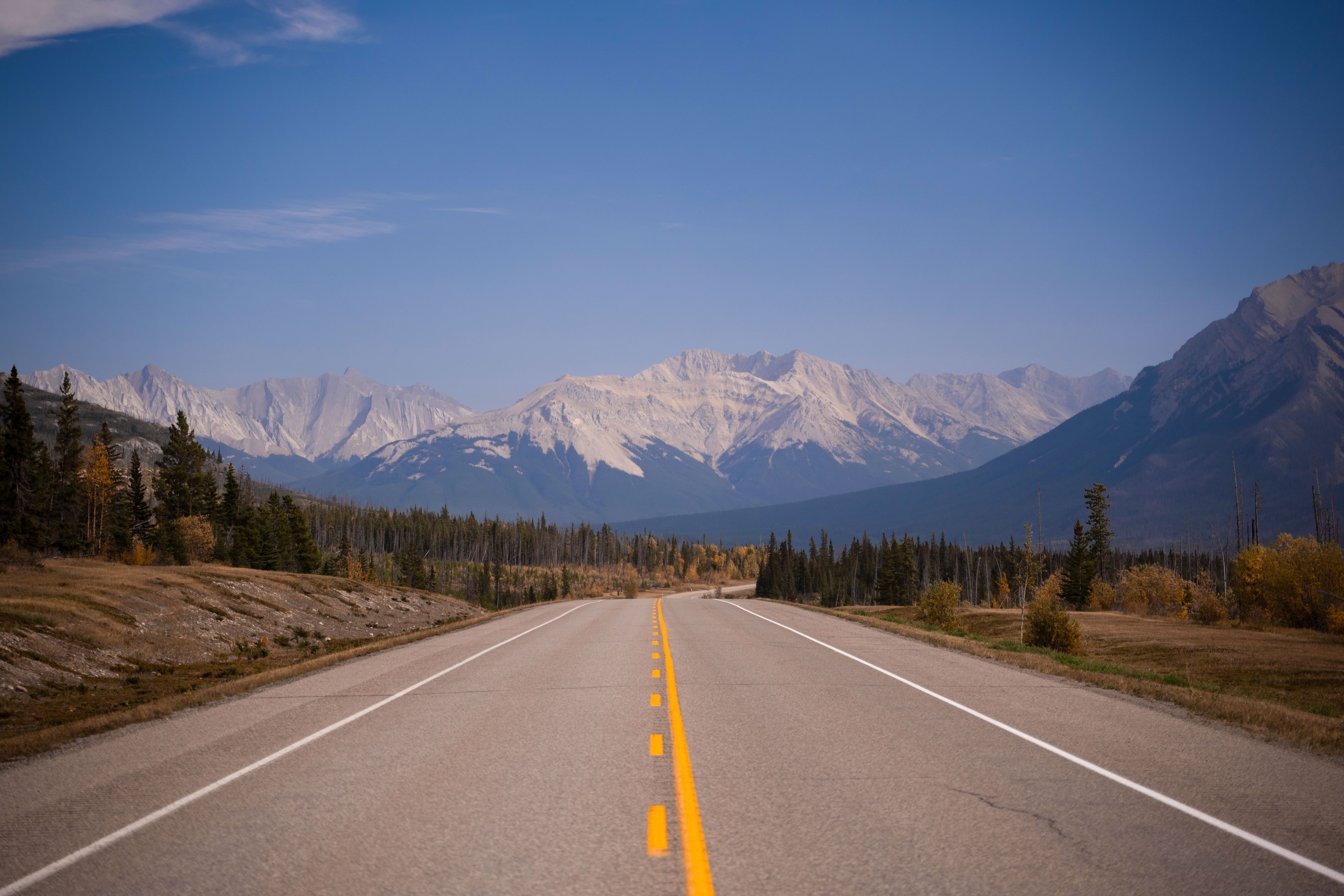 Endlose Weite und Bergpanorama der Rockies auf dem Roadtrip durch Kanada Endlose Weite und Bergpanorama der Rockies auf dem Roadtrip durch Kanada