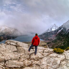 Ein Wanderer im Waterton Lakes National Park in Alberta mit Blick vom Bear's Hump Trail